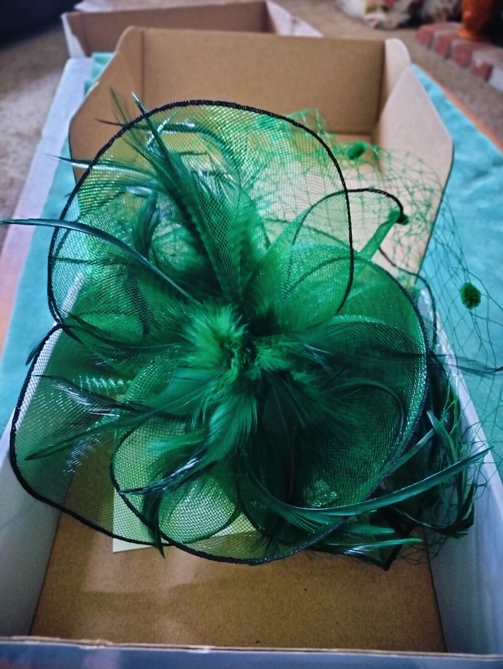 Emerald Green Felizhouse Fascinator Hat with Birdcage Veil & Feathers – With Box